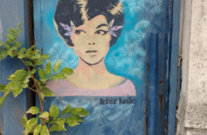 Street art dans une porte d'une friche industrielle
