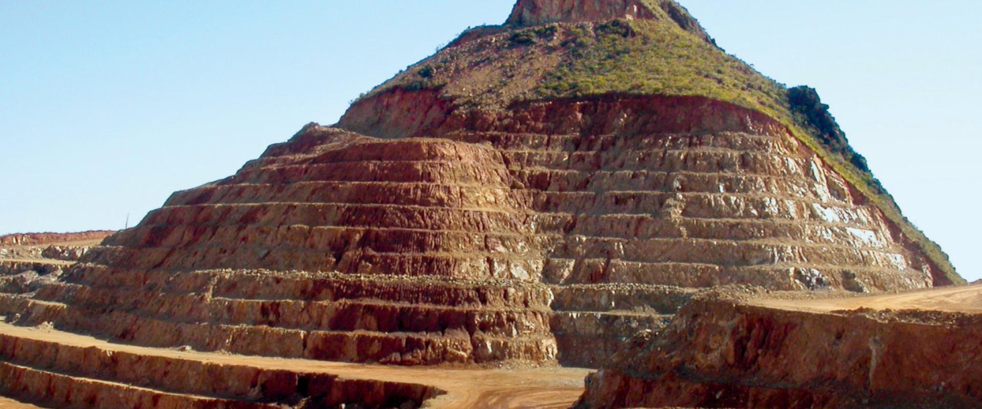 Une mine d’exploitation du nickel dans le massif de Kopeto (Nouvelle-Calédonie, 2000)