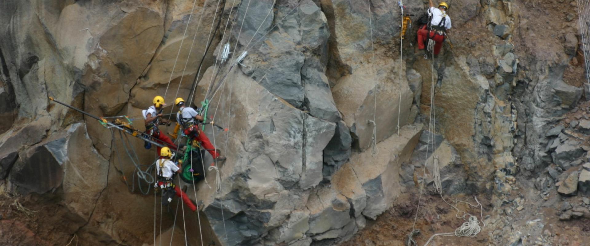 Travaux de purge à l'explosif de compartiments rocheux situés dans la falaise du Littoral (Ile de La Réunion, 2006)