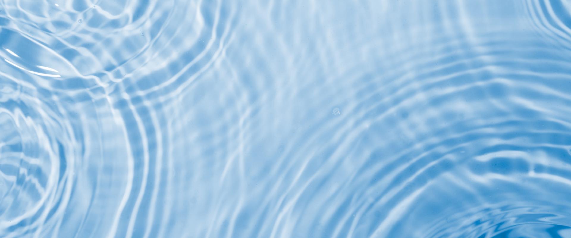 Gouttes d'eau créant des cercles sur une surface d'eau (Ukraine, 2014)