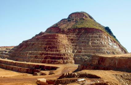 Une mine d’exploitation du nickel dans le massif de Kopeto (Nouvelle-Calédonie, 2000)
