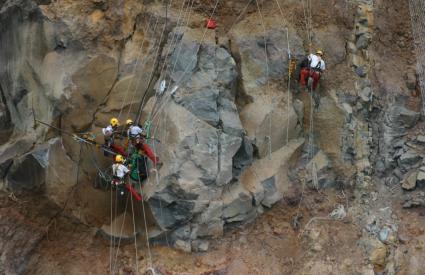 Travaux de purge à l'explosif de compartiments rocheux situés dans la falaise du Littoral (Ile de La Réunion, 2006)
