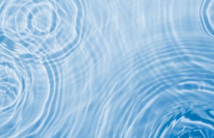 Gouttes d'eau créant des cercles sur une surface d'eau (Ukraine, 2014)